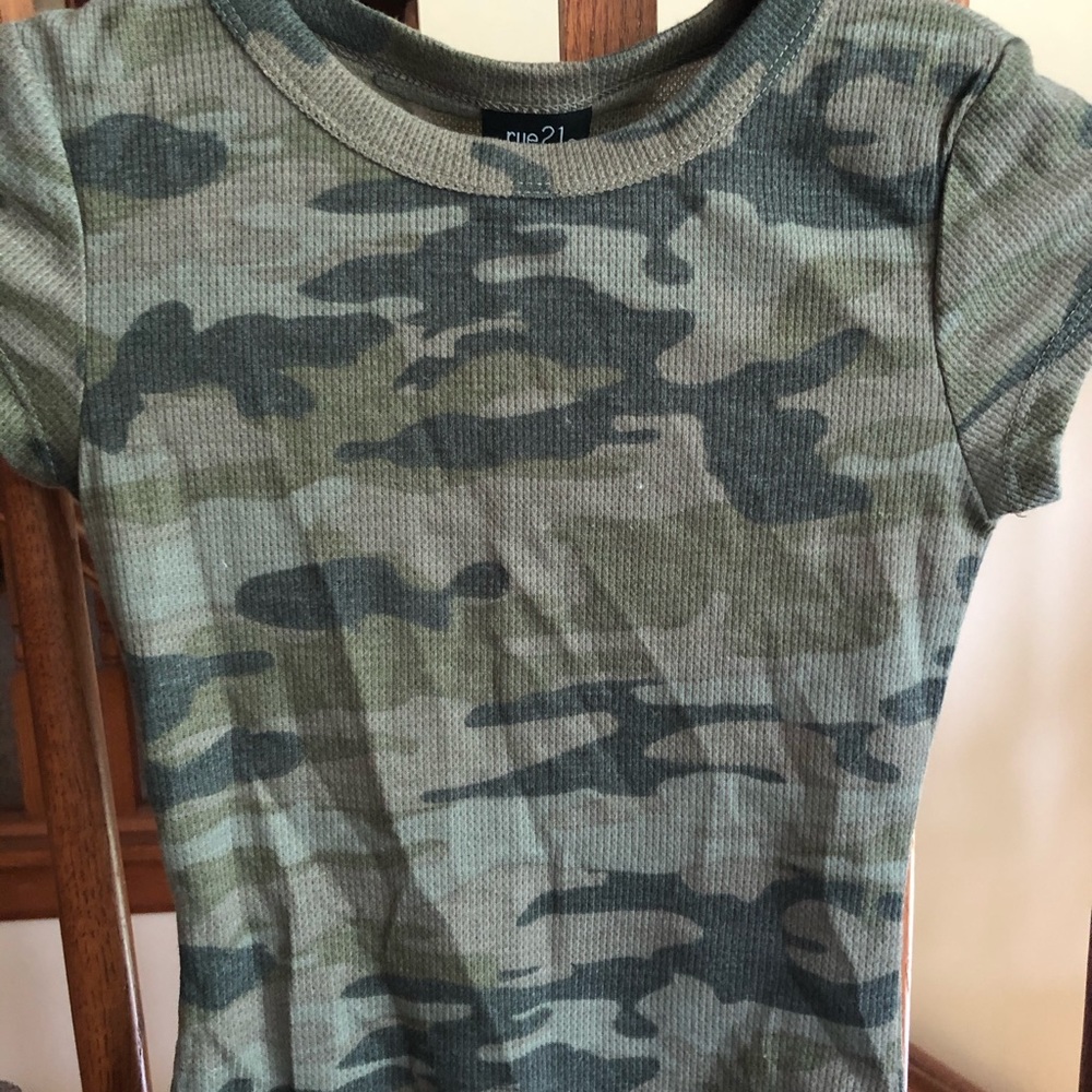 XS camo crop top